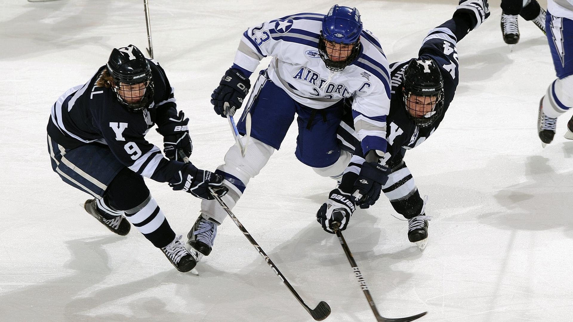 2015年总决赛第一场:勇士第一节就落后30分,但凭借库里连续远投,最终完成“史诗逆转”,点燃整个系列赛。