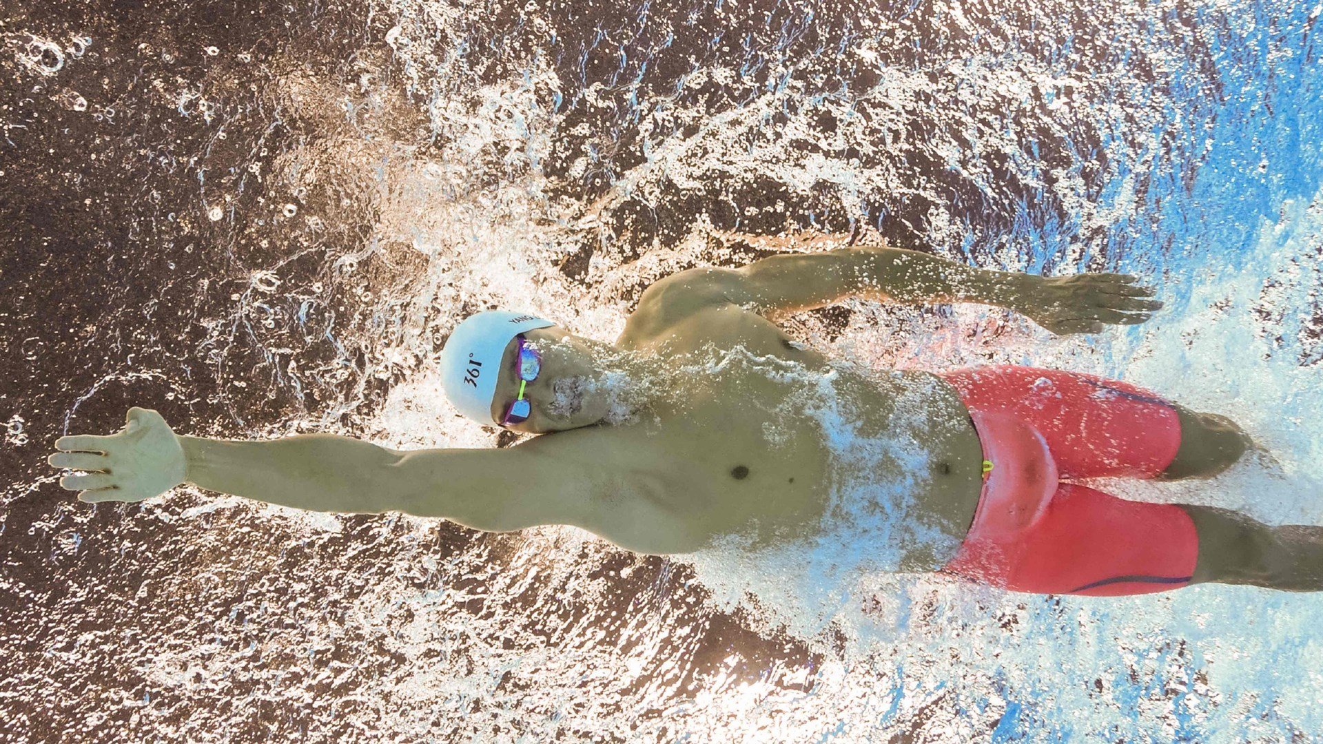 2016年季后赛:面对雷霆的“生死战”,库里挺身而出,投中多个超远距离三分,赢得“最佳表现”